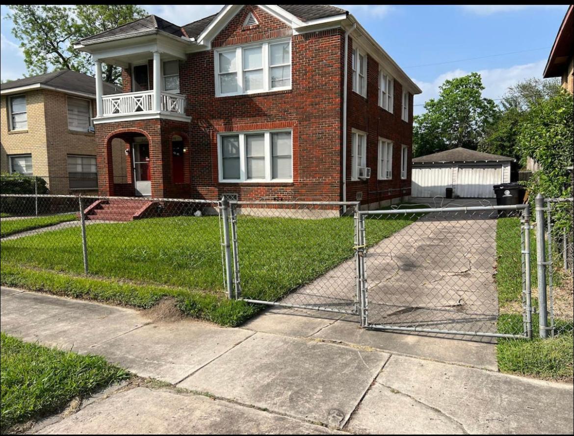 Apartment 2nd Level Duplex, Downtown Near Toyota Center, Smoking Allowed On Balcony! *