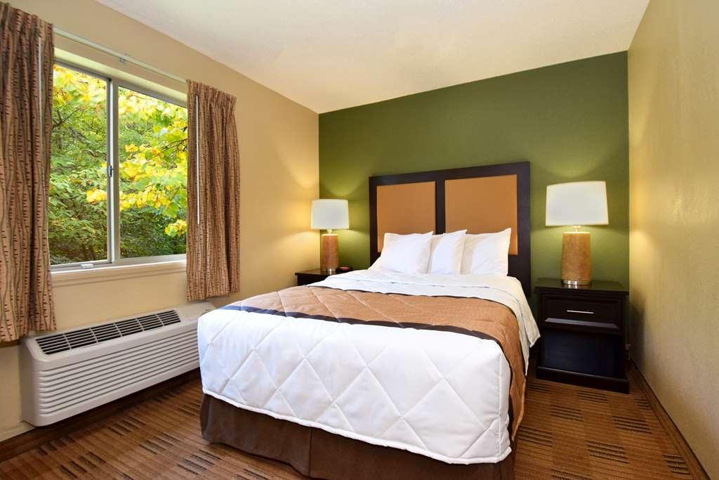 Suburban North I-45 Hotel 2*