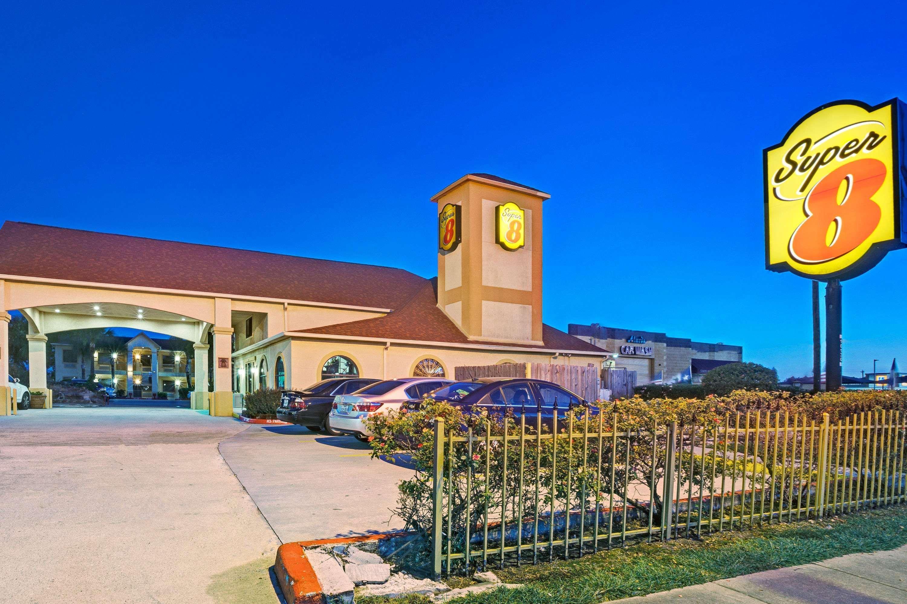 Super 8 By Wyndham Hobby Airport South Hotel 2*