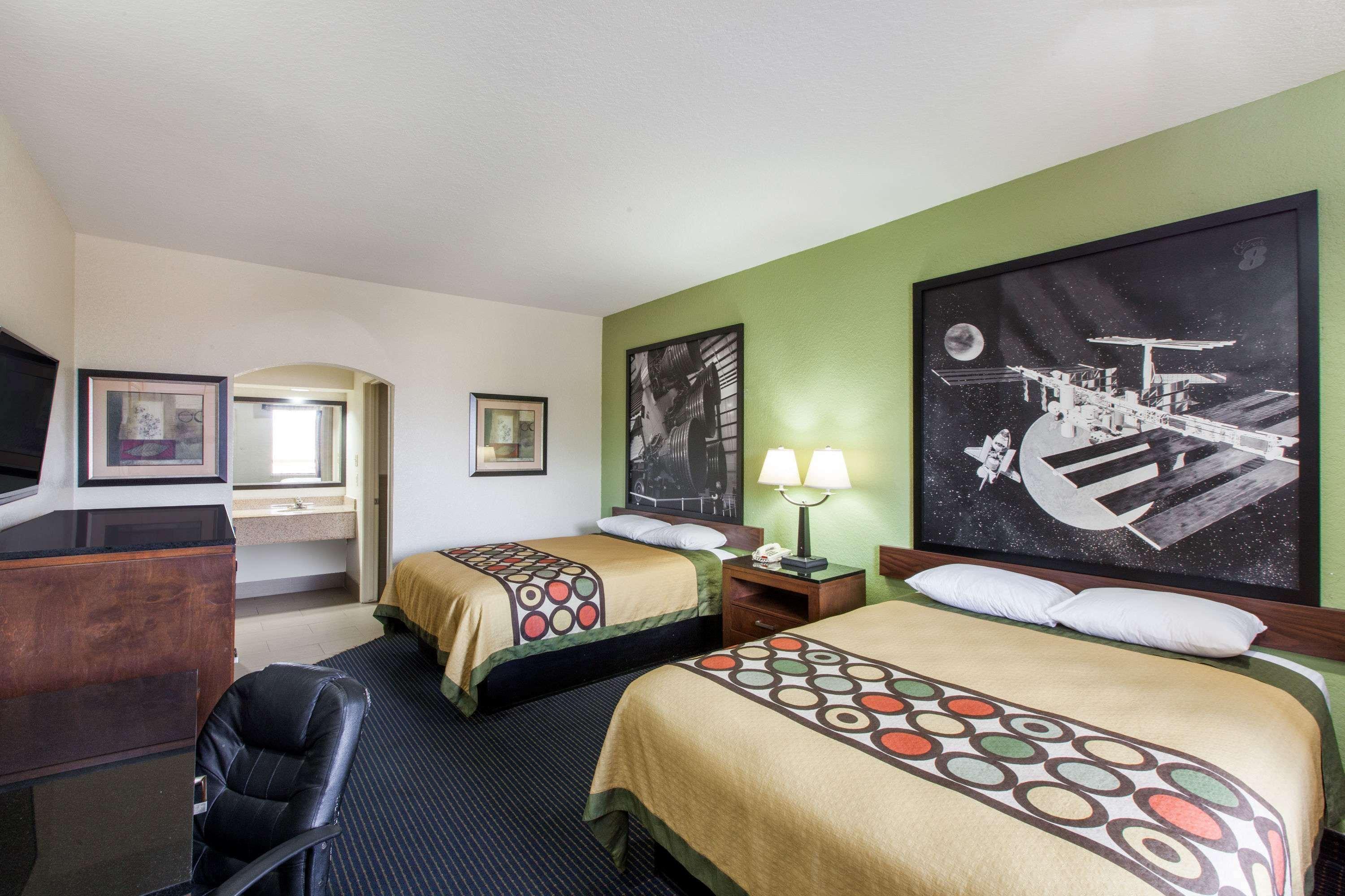 Super 8 By Wyndham Hobby Airport South Houston