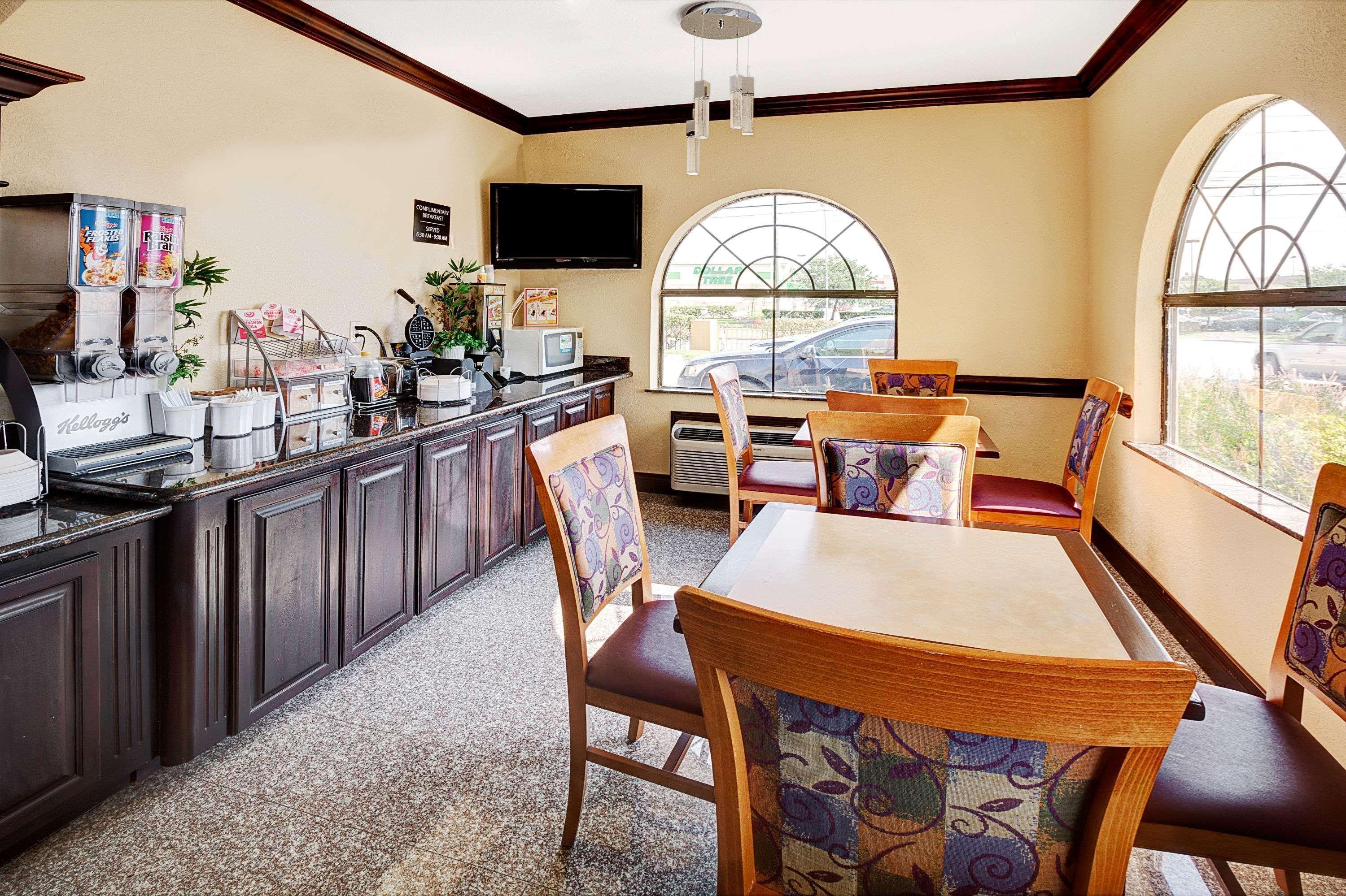 Hotel Super 8 By Wyndham Hobby Airport South 2*