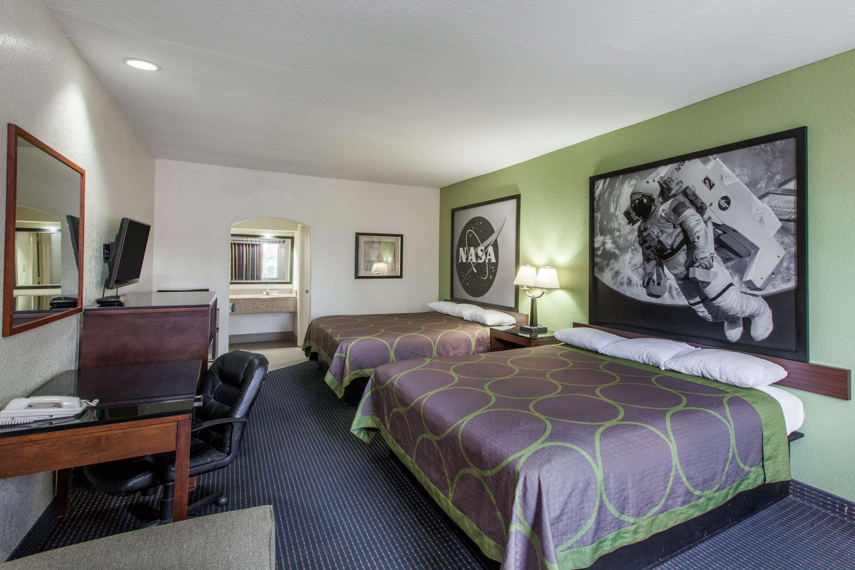Hotel Super 8 By Wyndham Hobby Airport South Houston