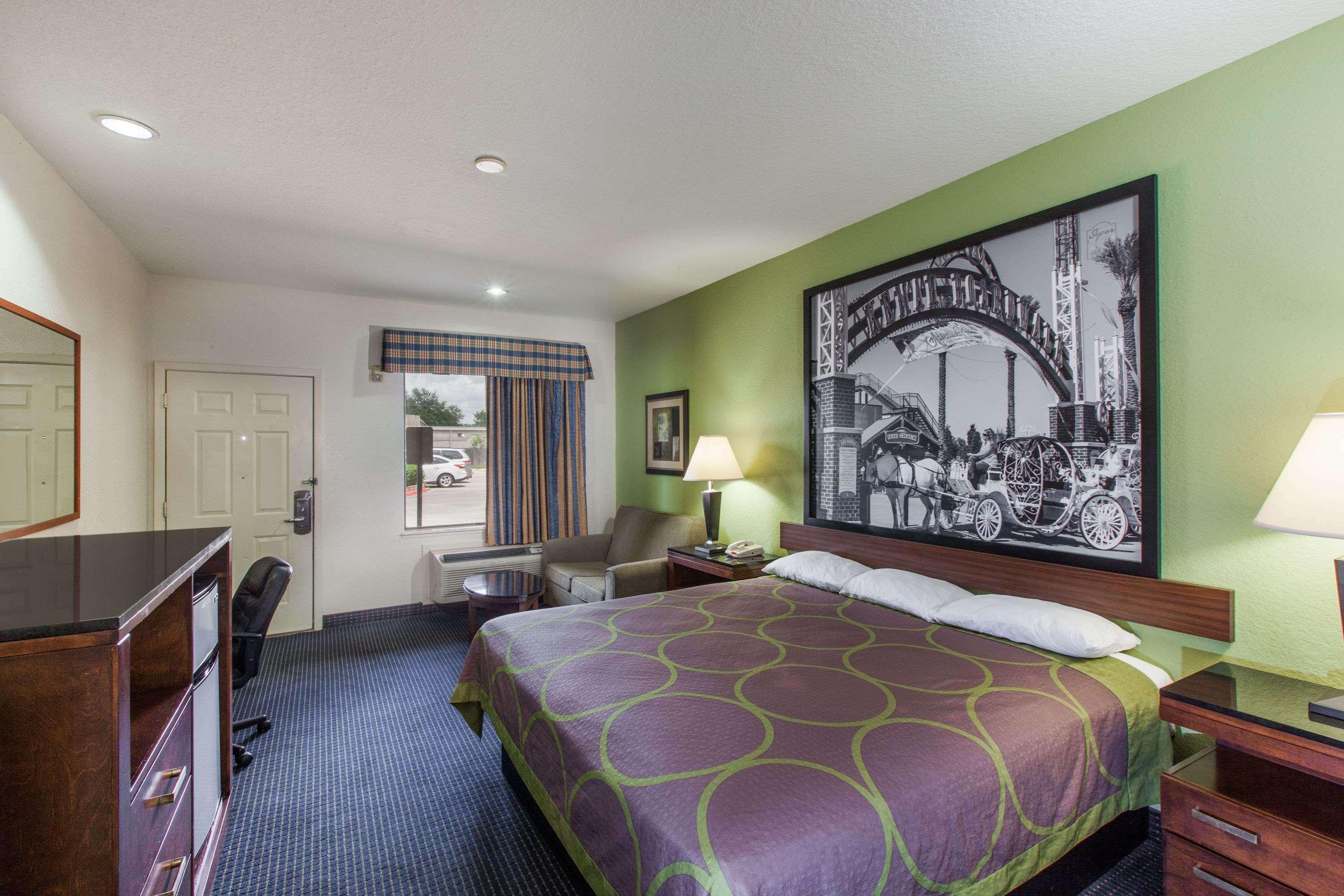 Hotel Super 8 By Wyndham Hobby Airport South 2*