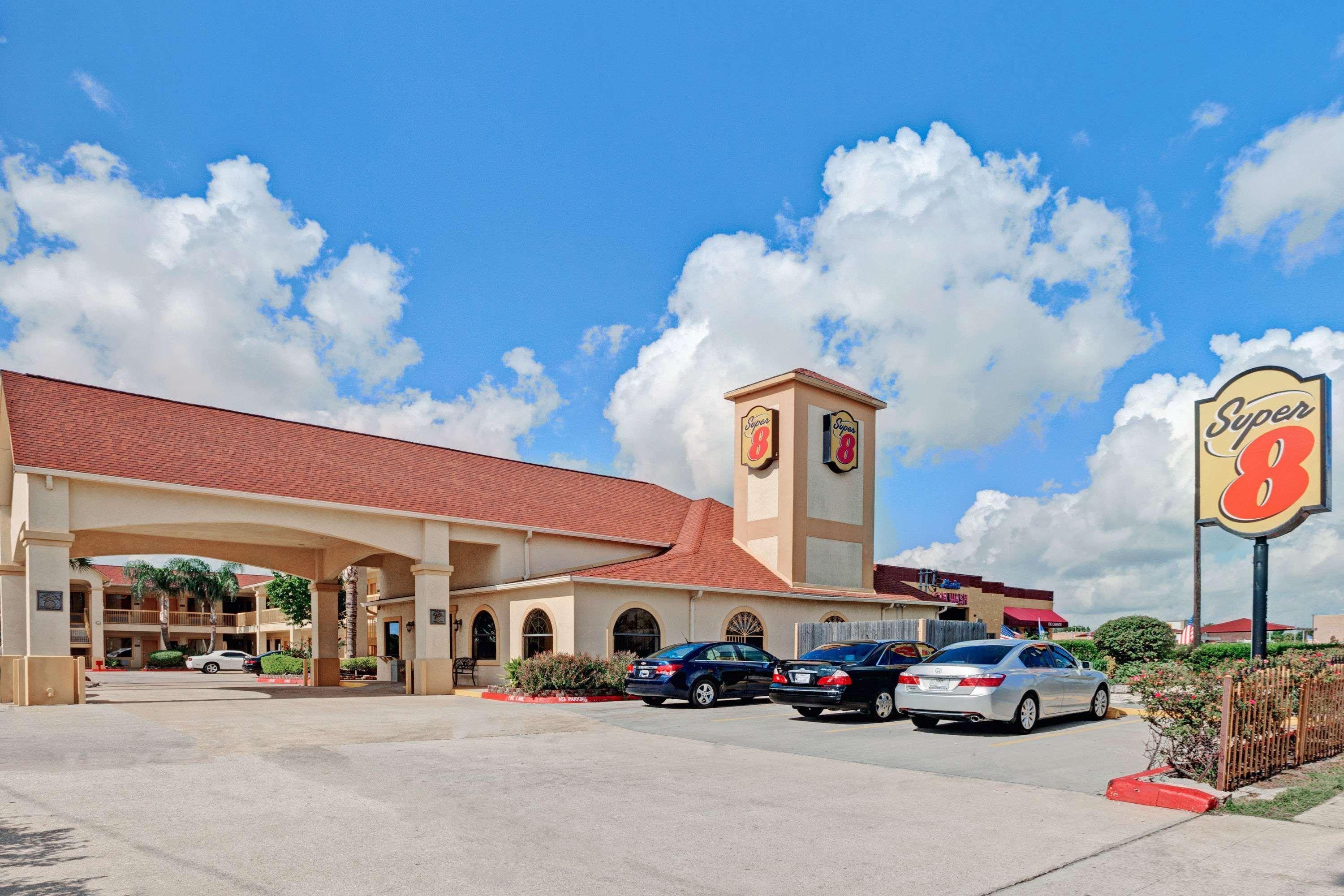 Super 8 By Wyndham Hobby Airport South