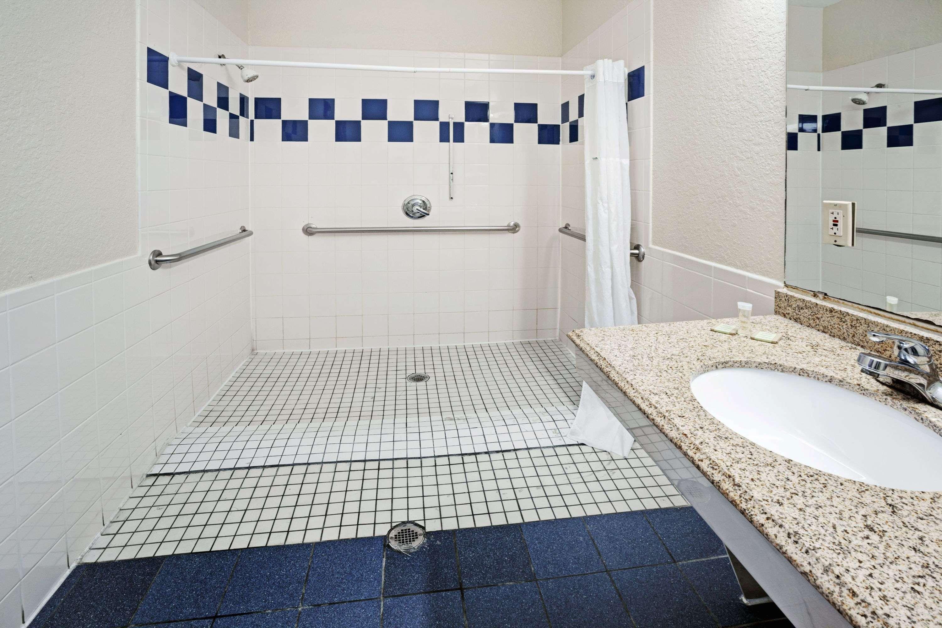Super 8 By Wyndham Hobby Airport South Hotel