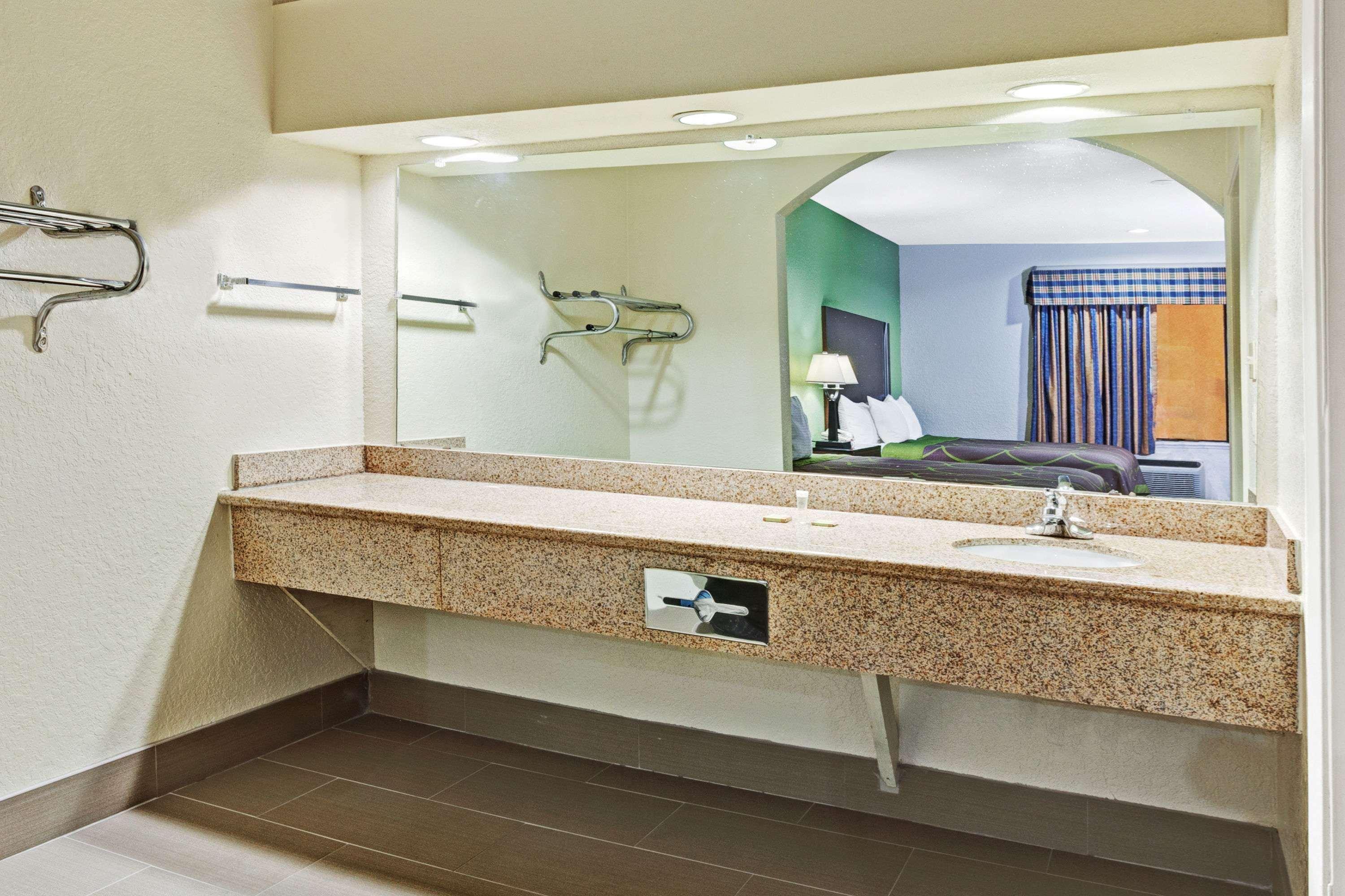 Hotel Super 8 By Wyndham Hobby Airport South 2*