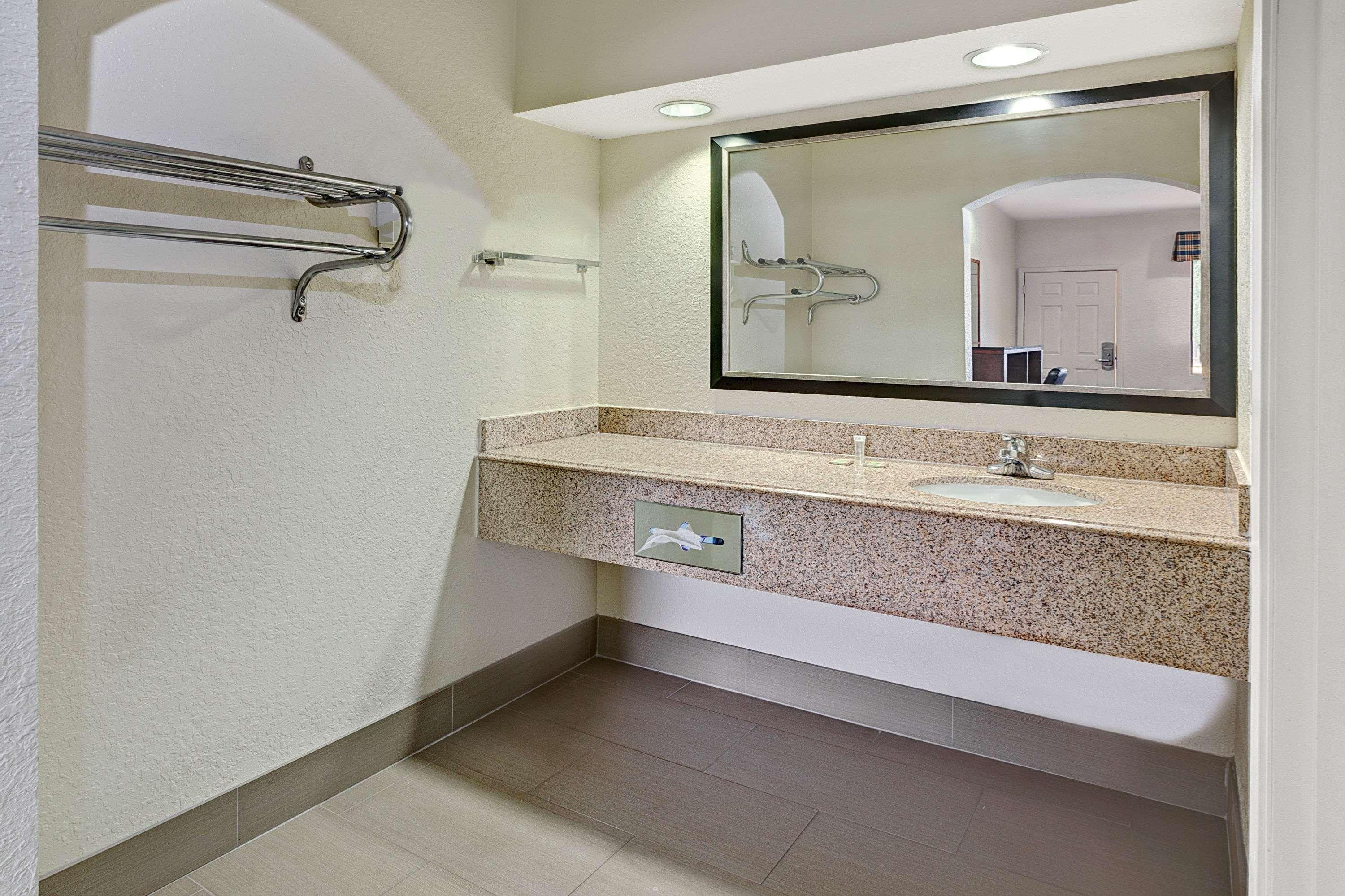Hotel Super 8 By Wyndham Hobby Airport South