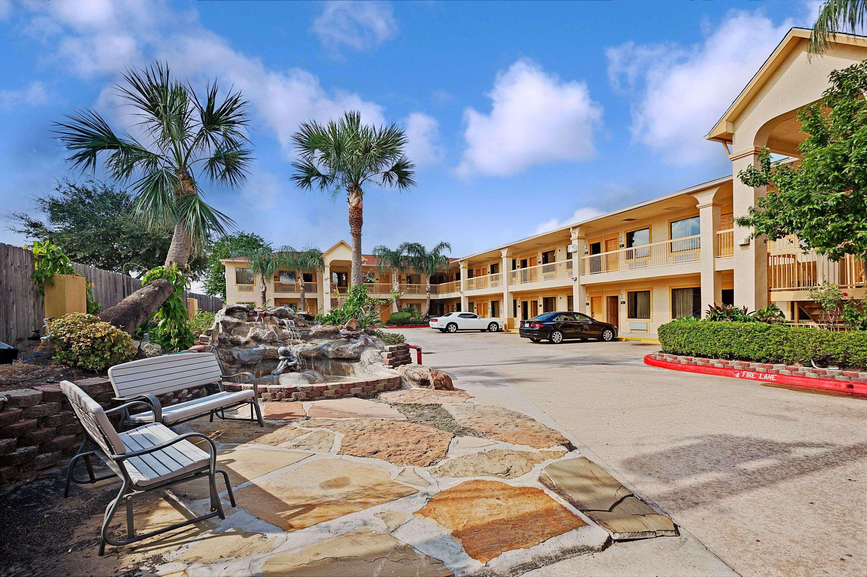 Hotel Super 8 By Wyndham Hobby Airport South 2*