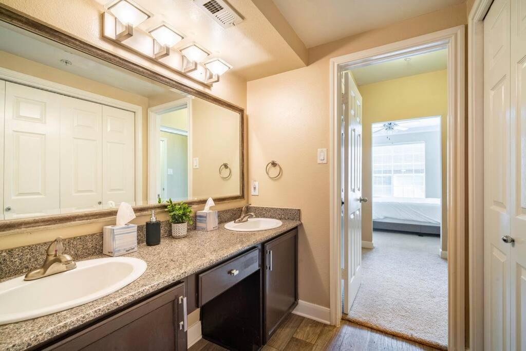 Uptown Escape - Modern, 1bd Near The Galleria Apartment *