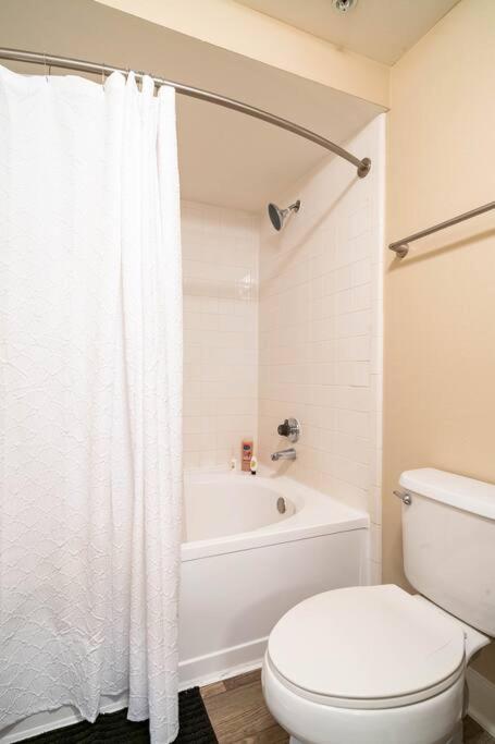 Uptown Escape - Modern, 1bd Near The Galleria Apartment *