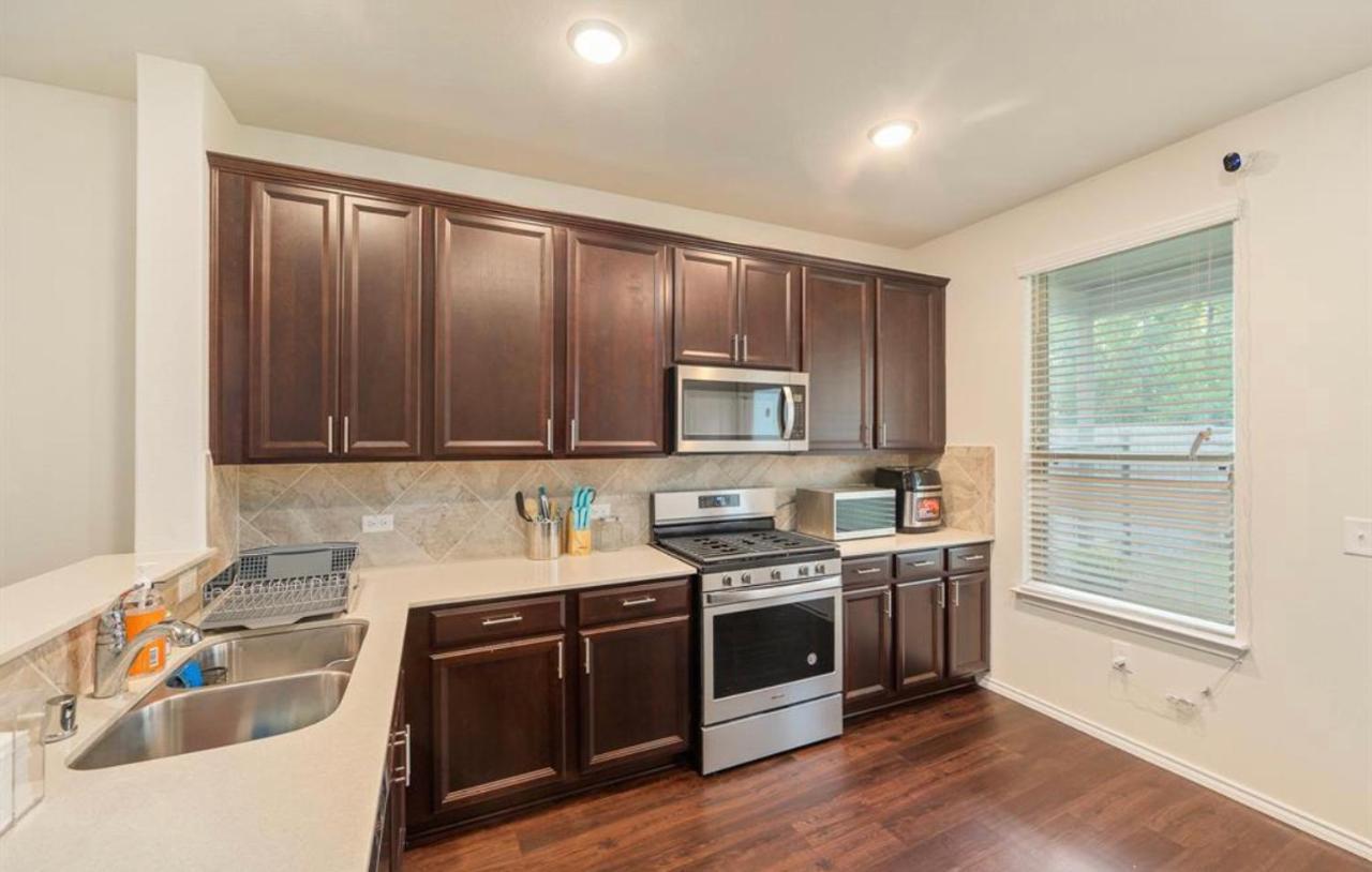 Holiday home N-e-g House - Near David Wayne Hooks Airport