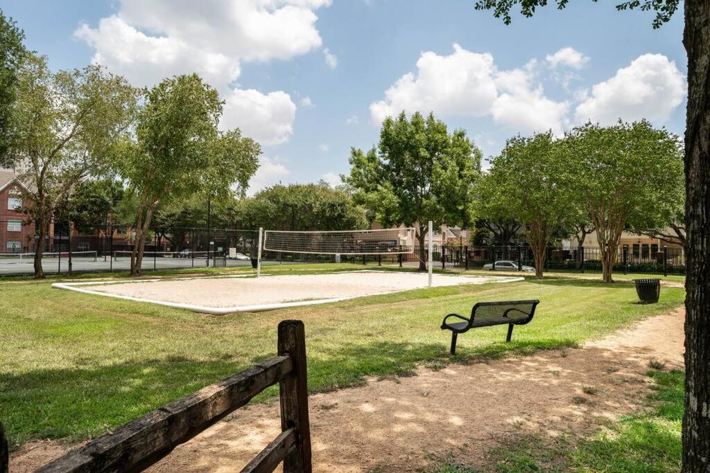 Uptown Escape - Modern, 1bd Near The Galleria Apartment *
