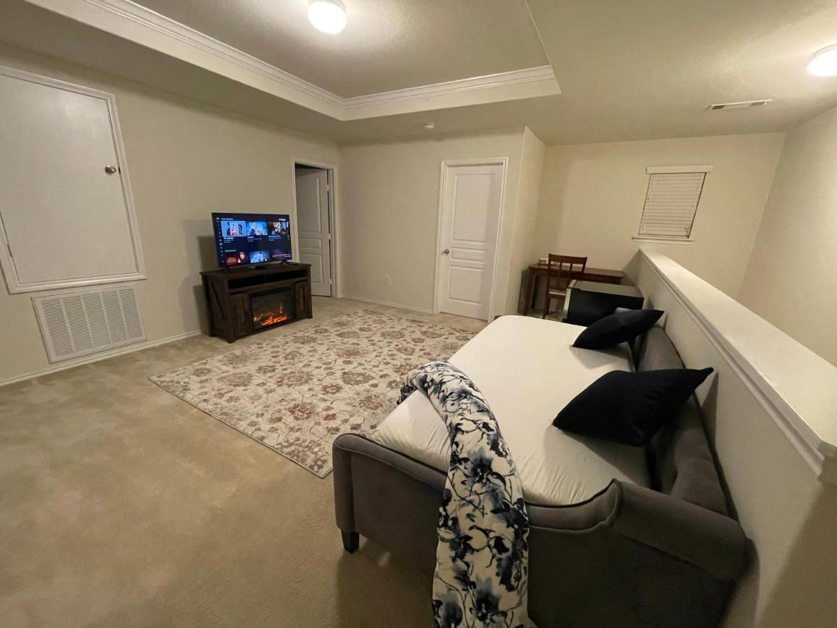 N-e-g House - Near David Wayne Hooks Airport Holiday home *