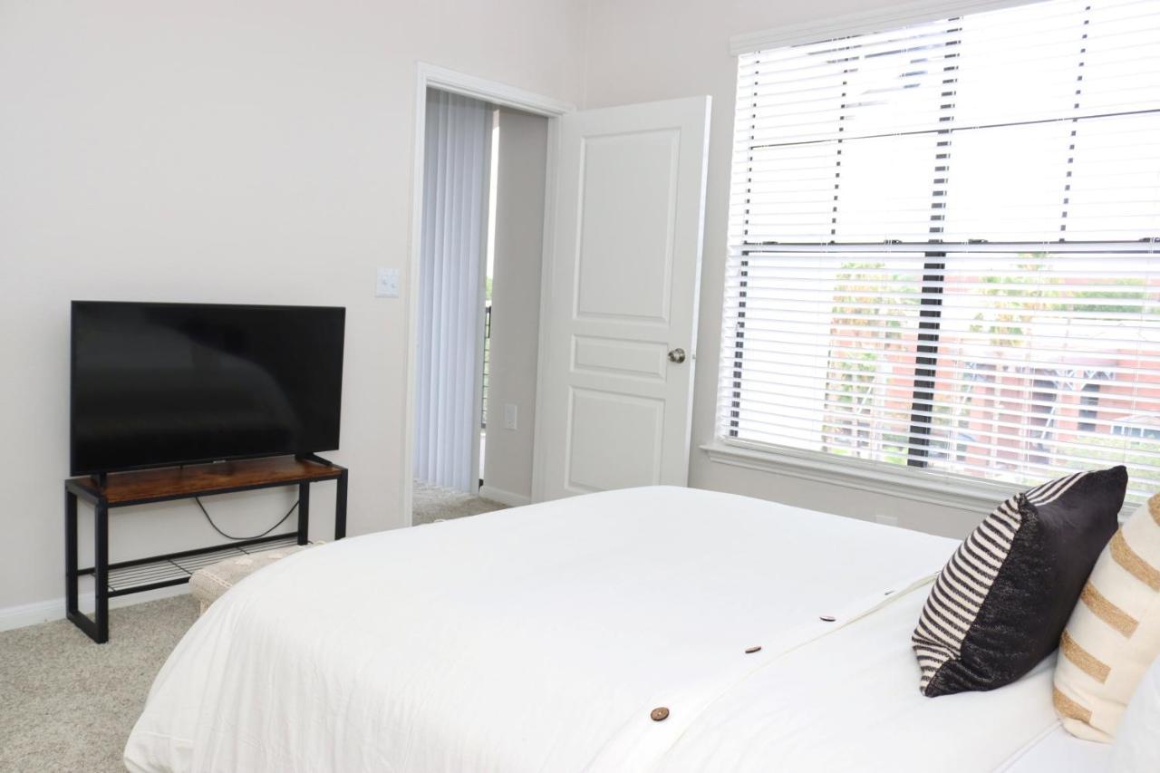 Lovely Texas Medical Center 1 Bedroom Luxury Apartment