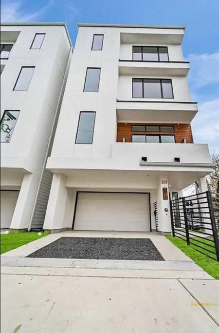 4 Story Mins To Downtown With Views Houston