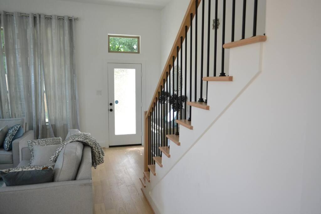 Tranquil Downtown Escape With Backyard * Houston