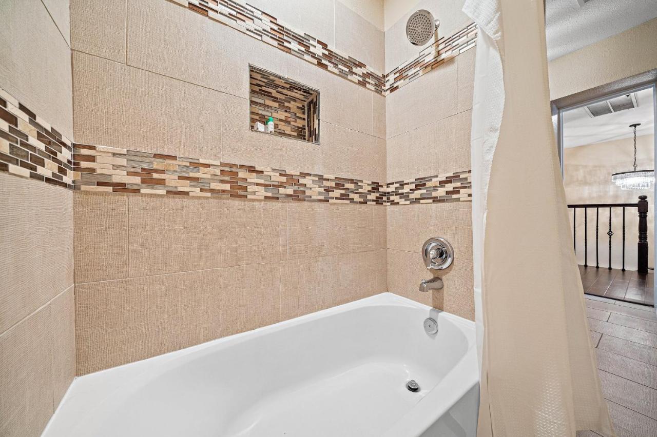 Nr Med Center, Dt, Midtown Game Sleep 16 Holiday home