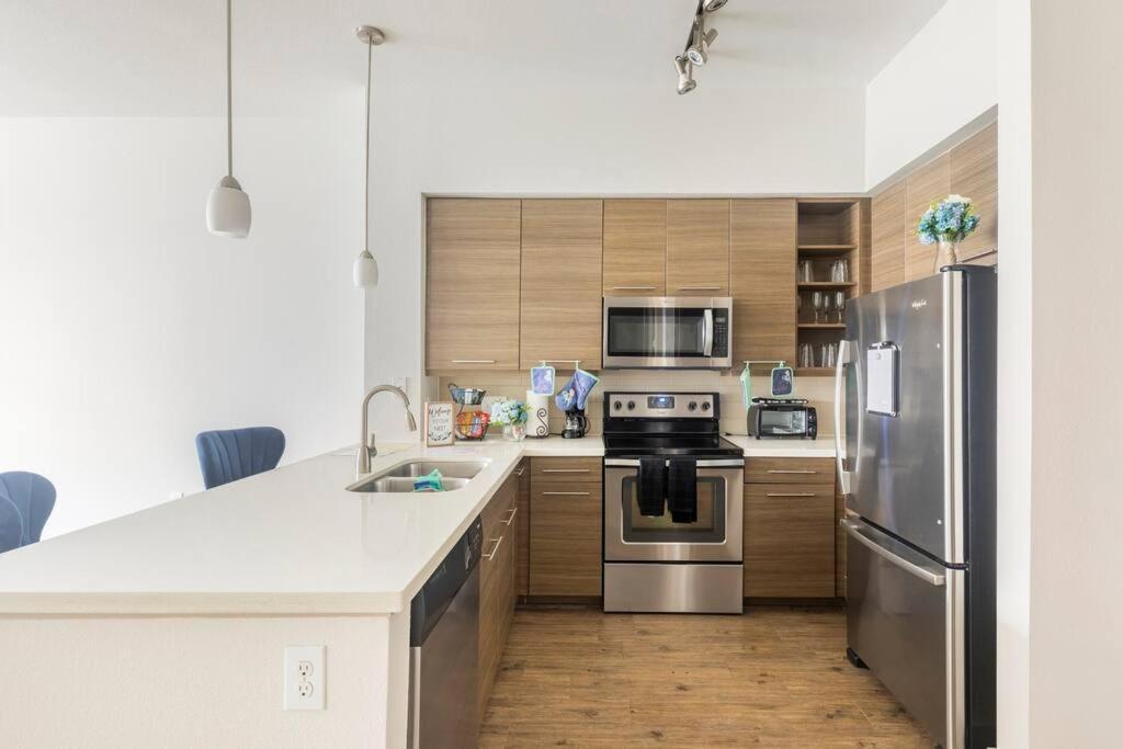Cozy 1 Bedrm Unit/modern -midtown W/ Amenities *