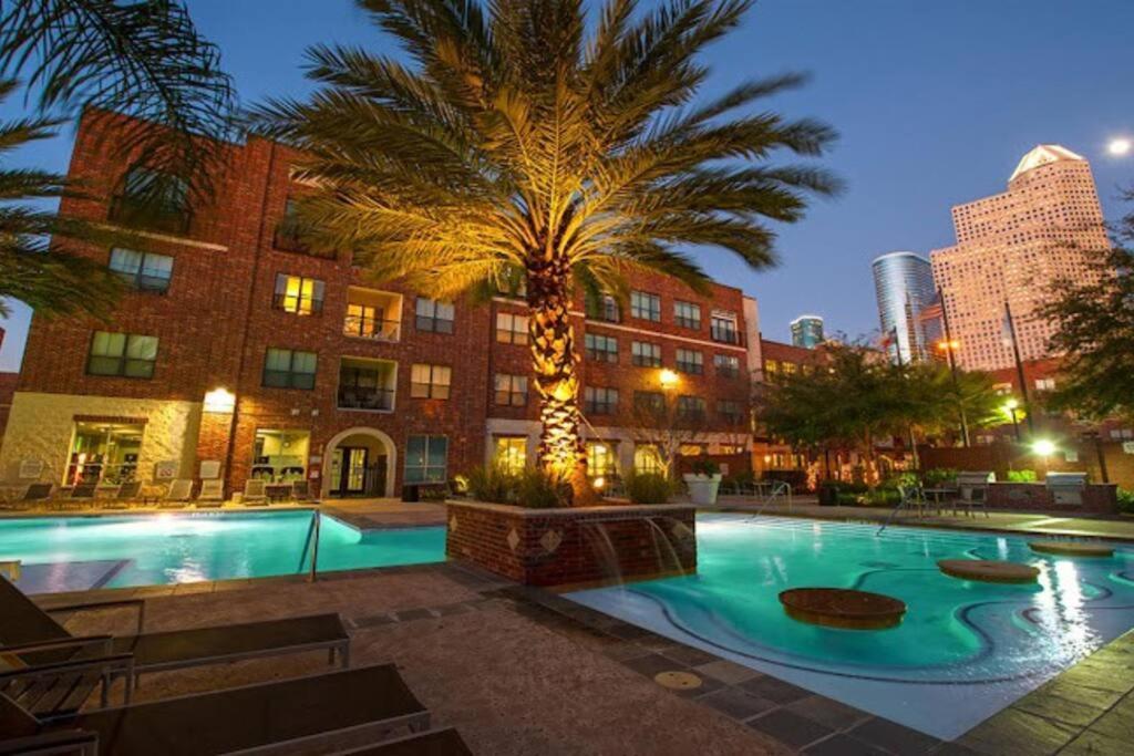 Cozy 1 Bedrm Unit/modern -midtown W/ Amenities *