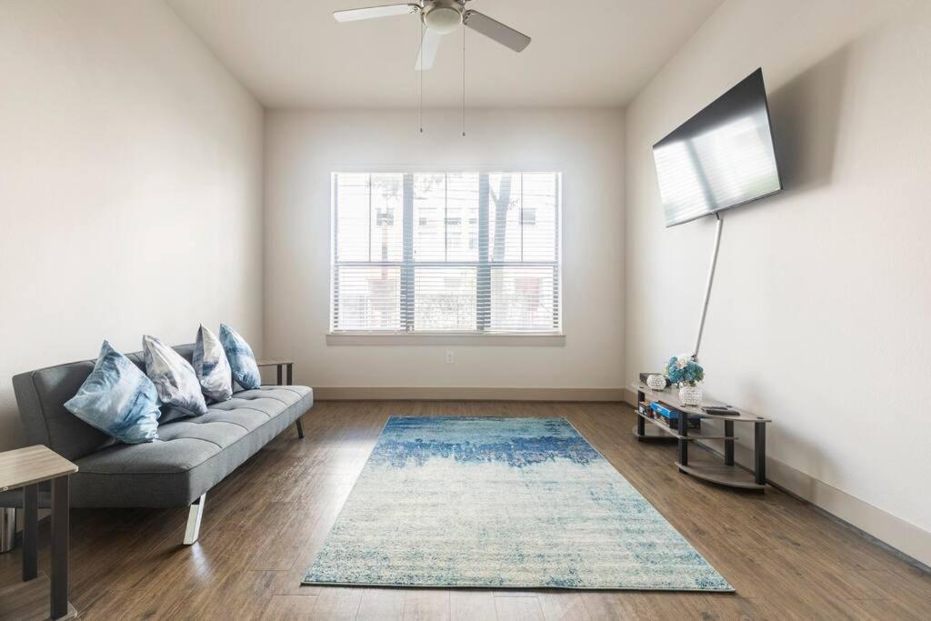 Cozy 1 Bedrm Unit/modern -midtown W/ Amenities Apartment *