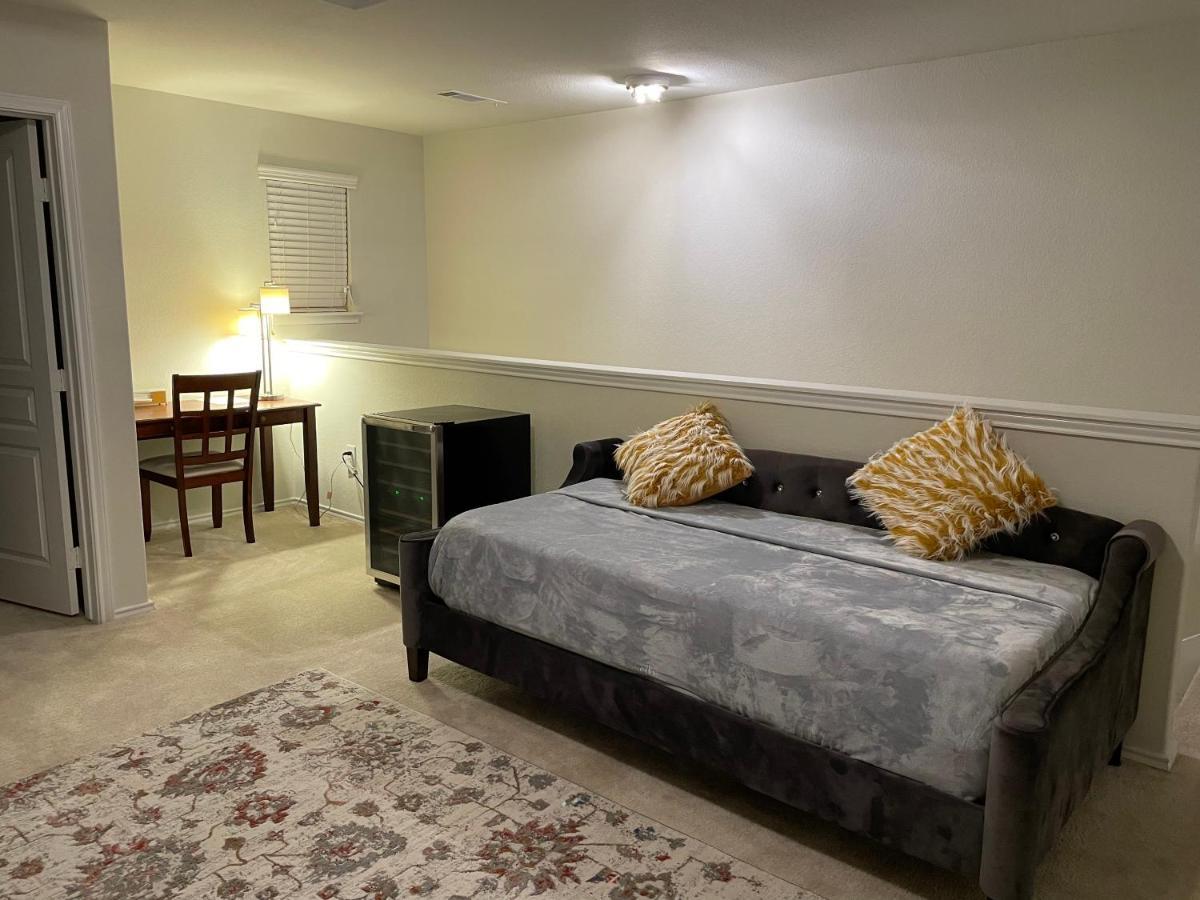 Holiday home N-e-g House - Near David Wayne Hooks Airport