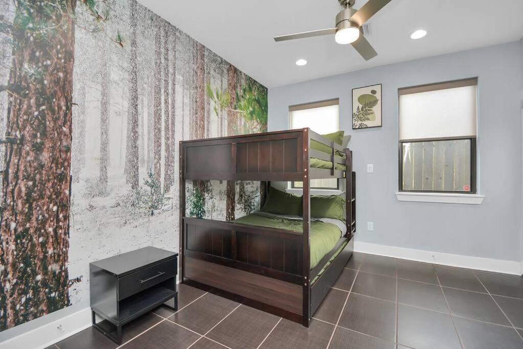 Holiday home Skyline Views - Sleeps 10 Near Downtown