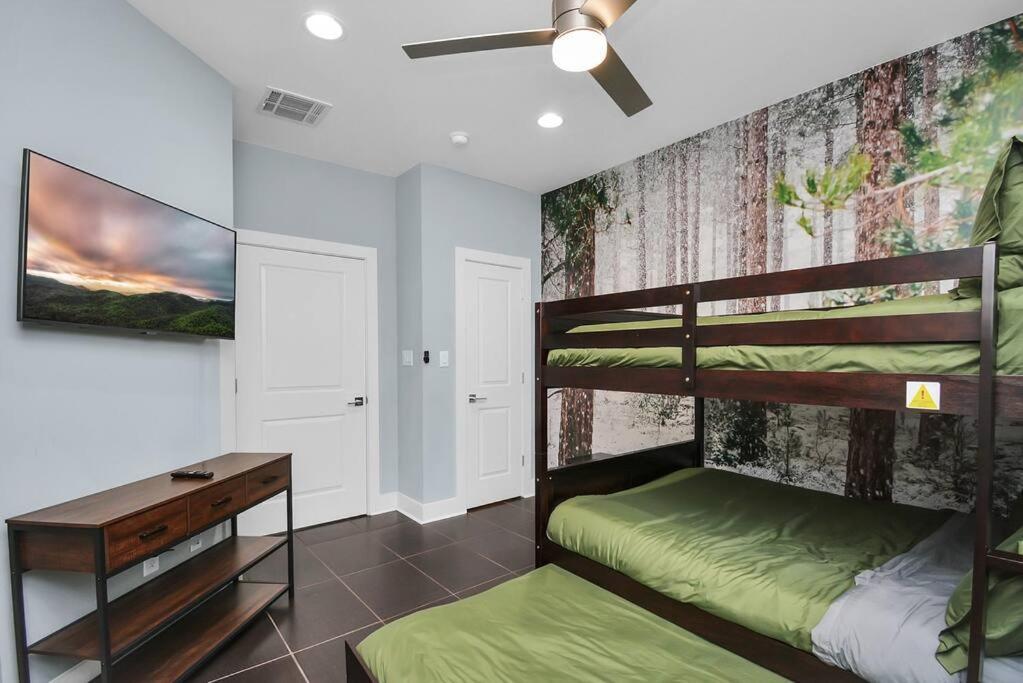 Skyline Views - Sleeps 10 Near Downtown Holiday home *