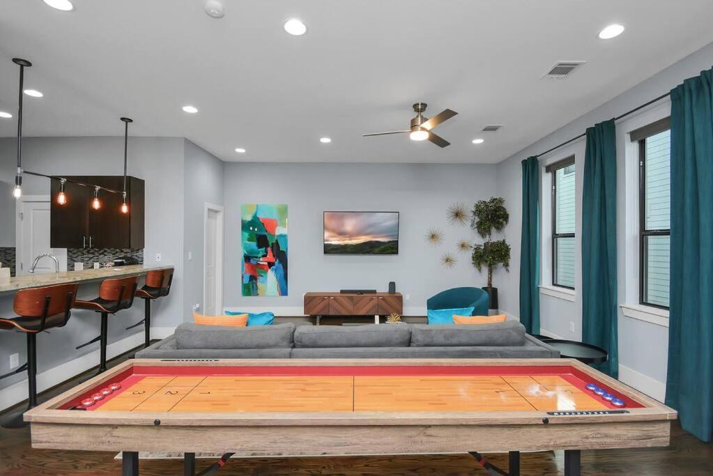 Holiday home Skyline Views - Sleeps 10 Near Downtown