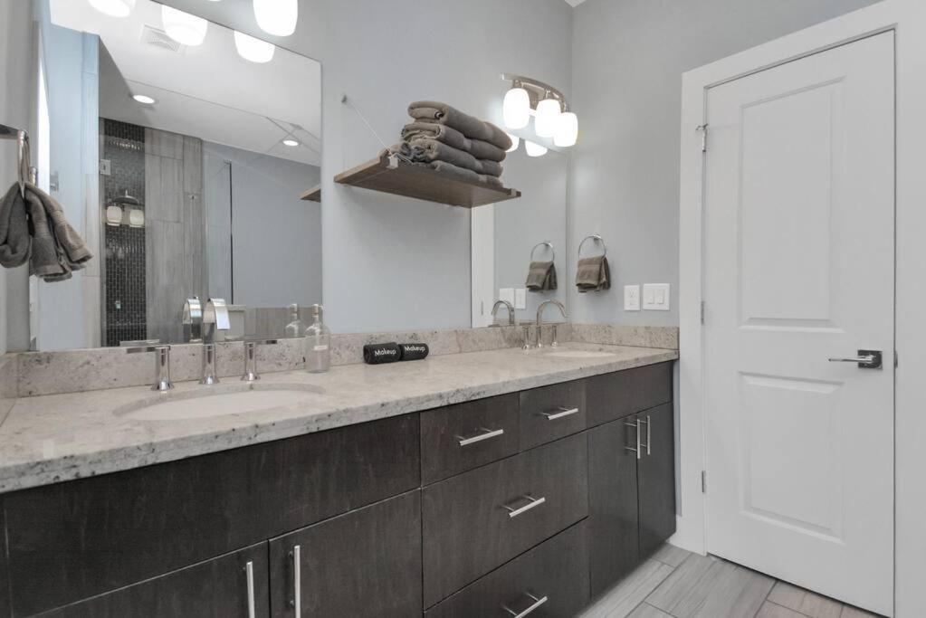 Skyline Views - Sleeps 10 Near Downtown Holiday home