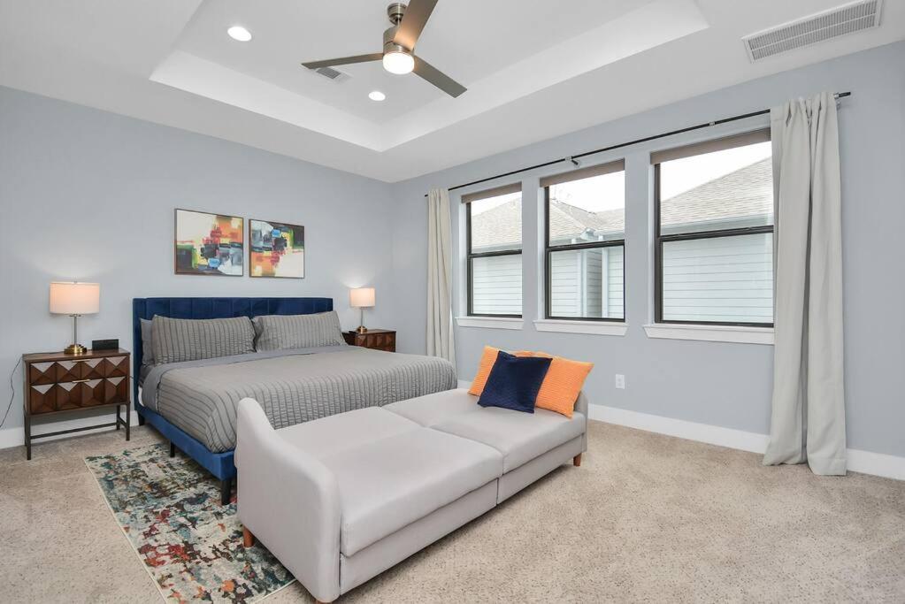 Skyline Views - Sleeps 10 Near Downtown Holiday home