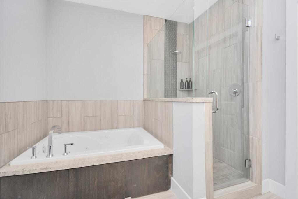 Skyline Views - Sleeps 10 Near Downtown