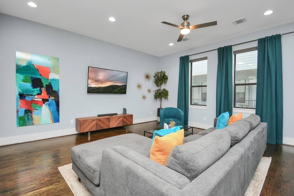 Skyline Views - Sleeps 10 Near Downtown Holiday home