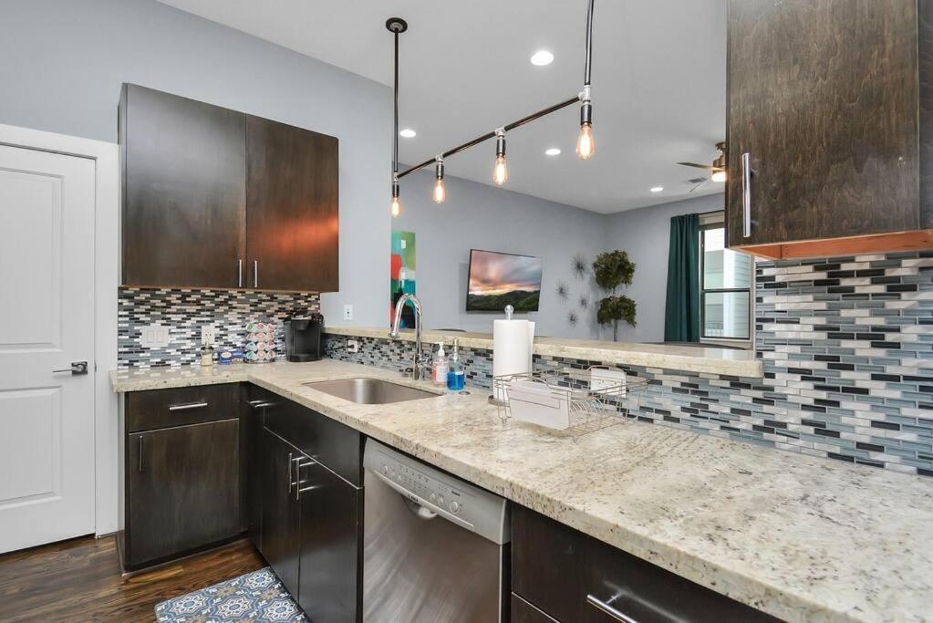 Skyline Views - Sleeps 10 Near Downtown Holiday home *