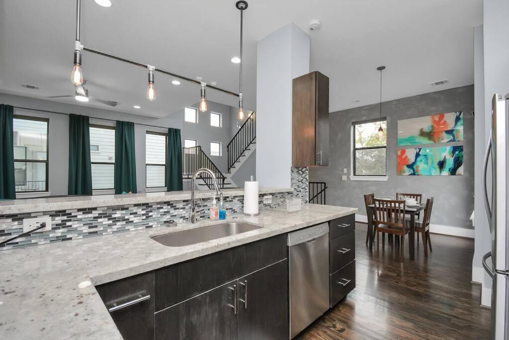 Skyline Views - Sleeps 10 Near Downtown Holiday home *