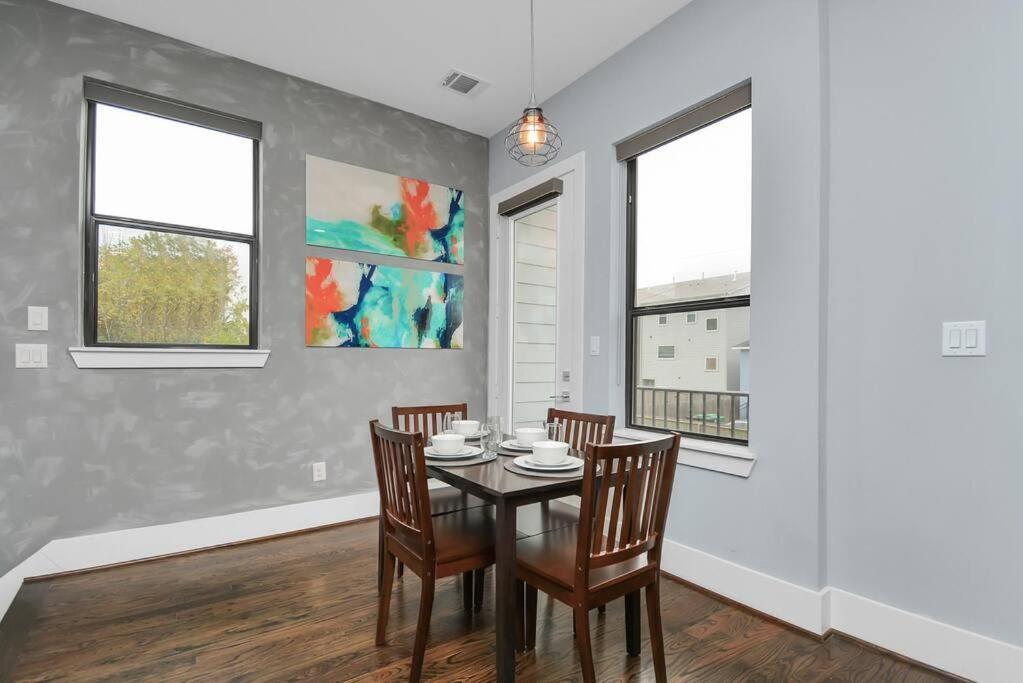 Holiday home Skyline Views - Sleeps 10 Near Downtown *