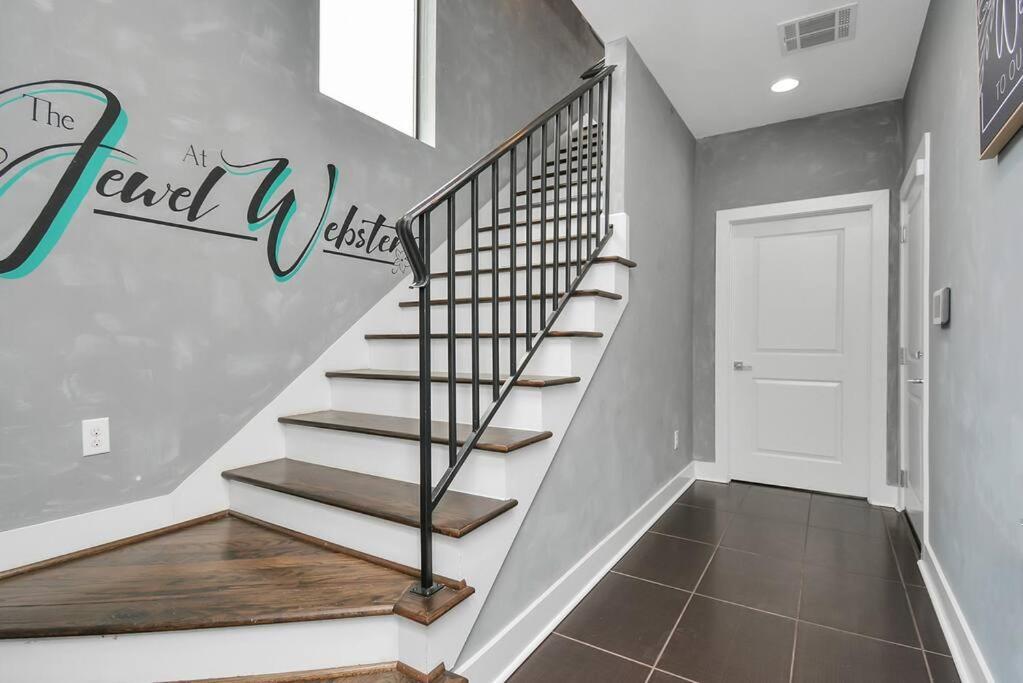 Skyline Views - Sleeps 10 Near Downtown Holiday home