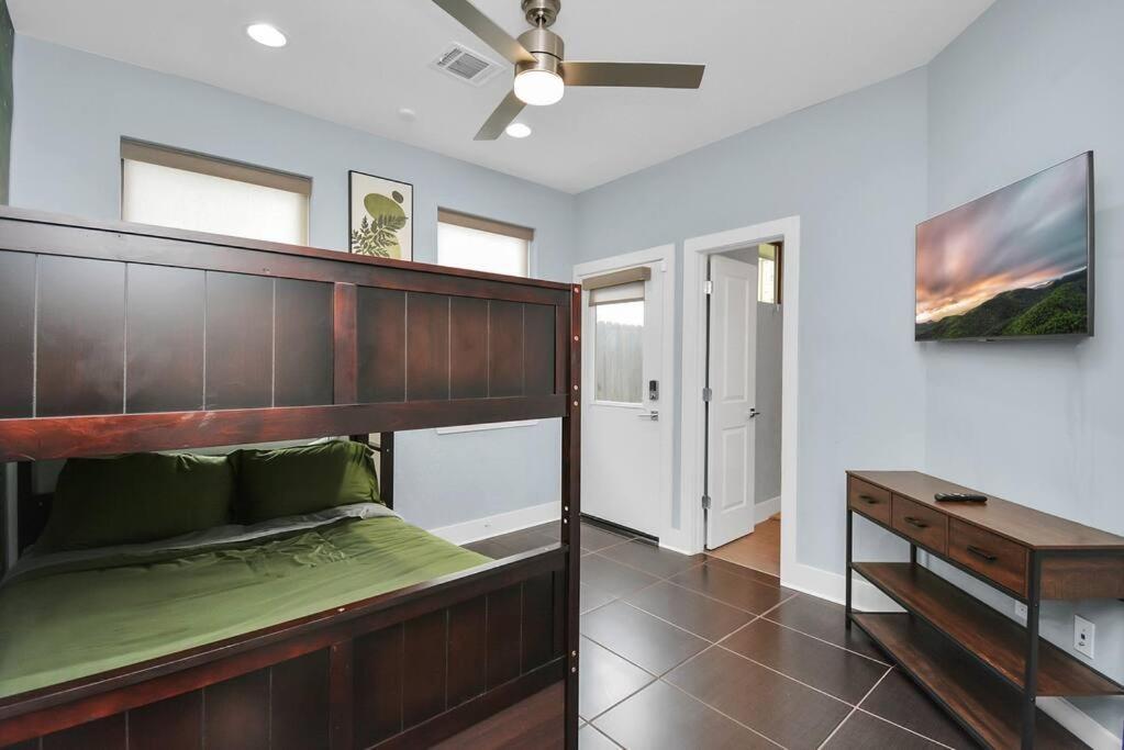 Skyline Views - Sleeps 10 Near Downtown Holiday home