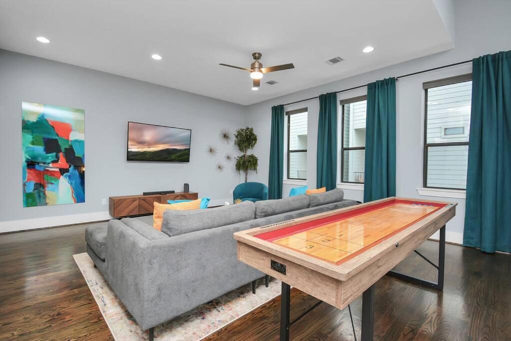 Skyline Views - Sleeps 10 Near Downtown Holiday home Houston