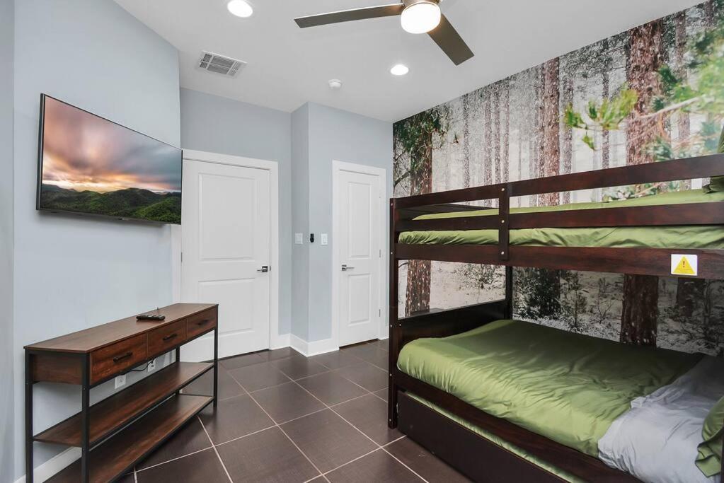 Holiday home Skyline Views - Sleeps 10 Near Downtown *