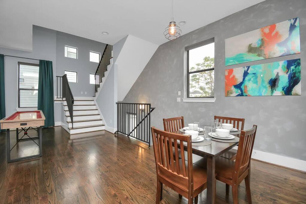 Holiday home Skyline Views - Sleeps 10 Near Downtown *