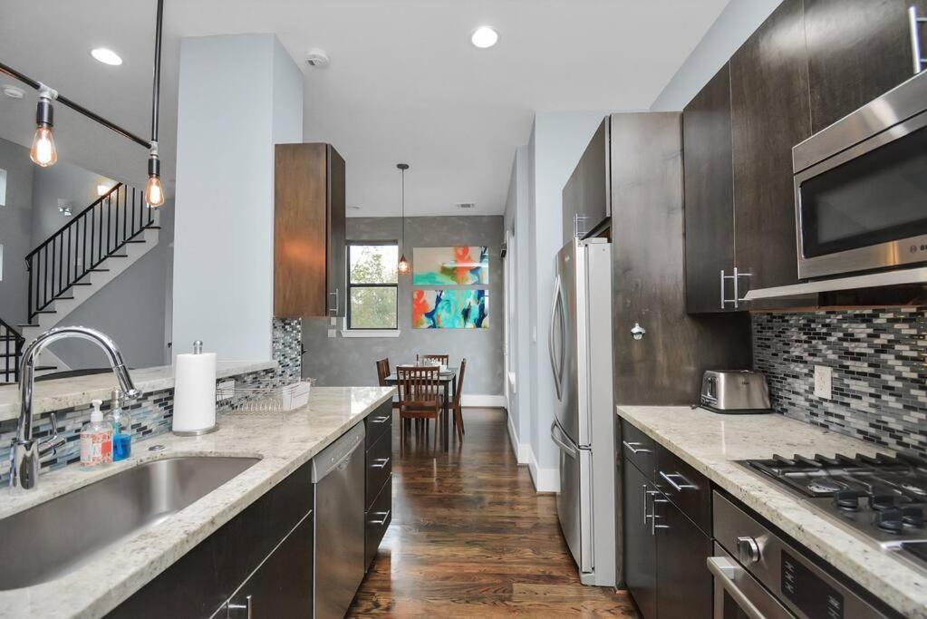 Skyline Views - Sleeps 10 Near Downtown *