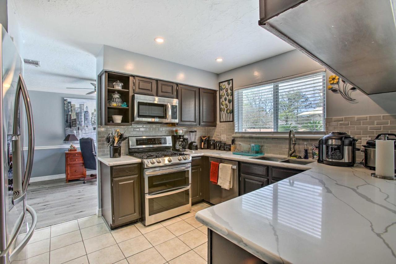 Holiday home With Private Outdoor Pool! Houston