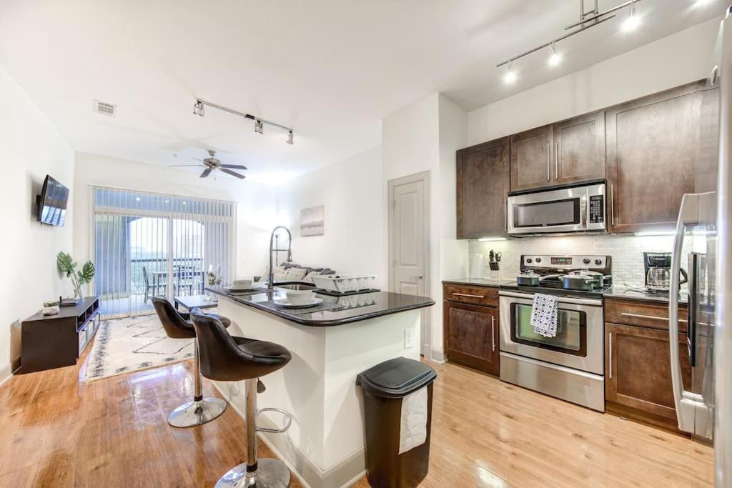 Resort-style Pool, Gym/garage, 1br, Medical Center Apartment *