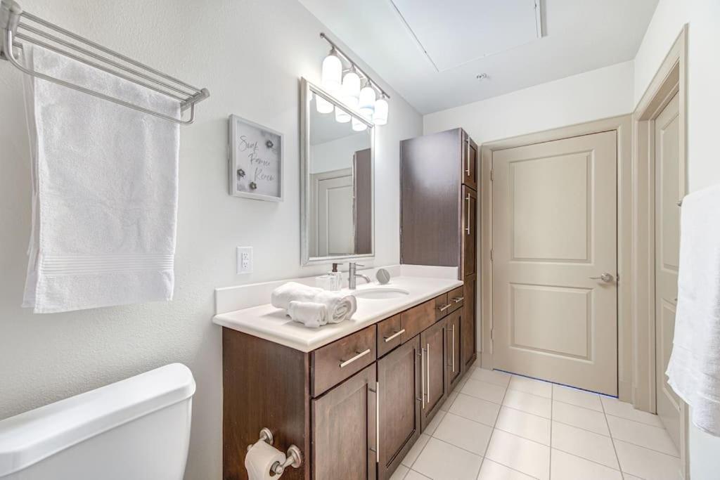 Resort-style Pool, Gym/garage, 1br, Medical Center Apartment