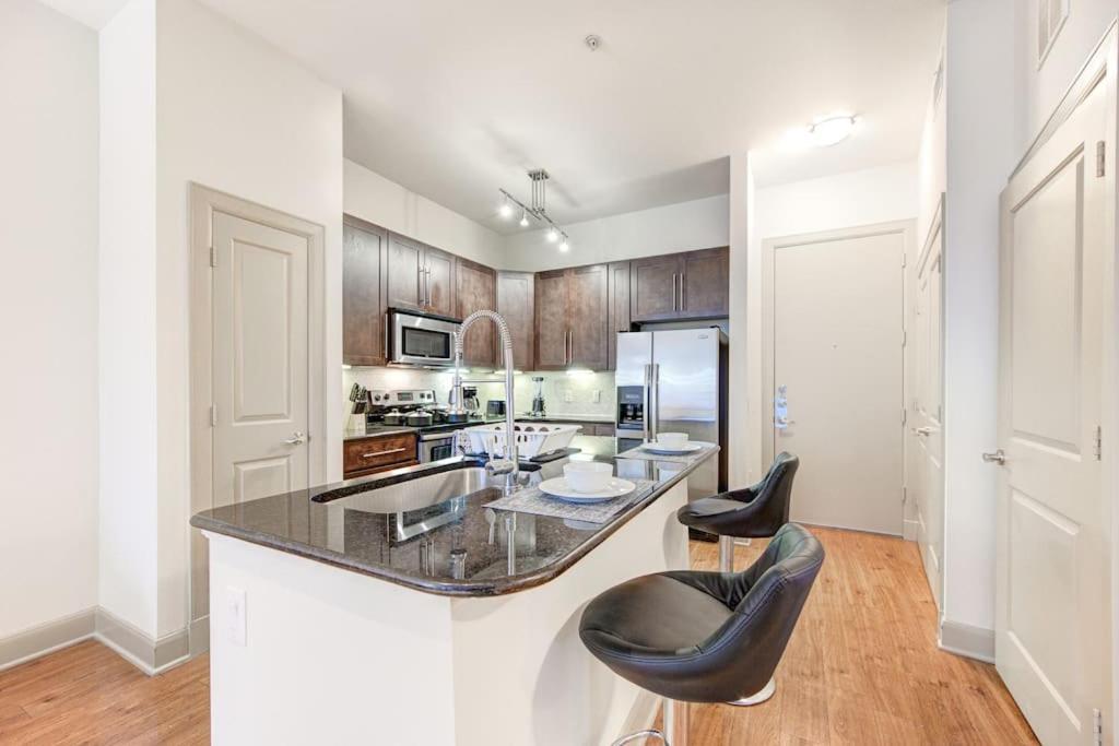 Resort-style Pool, Gym/garage, 1br, Medical Center
