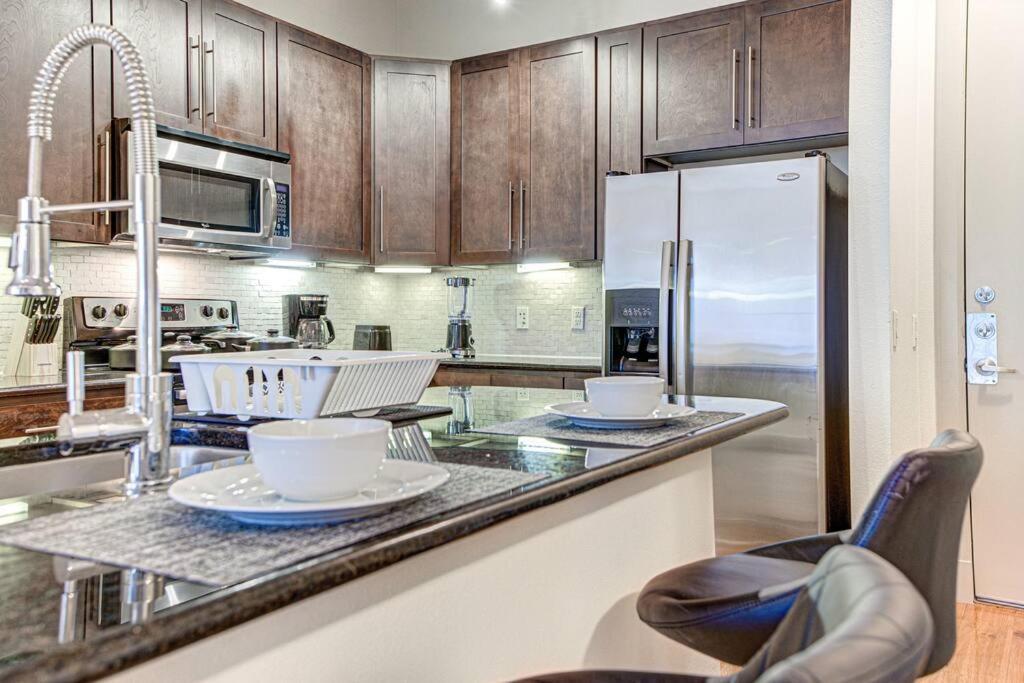 Resort-style Pool, Gym/garage, 1br, Medical Center * Houston