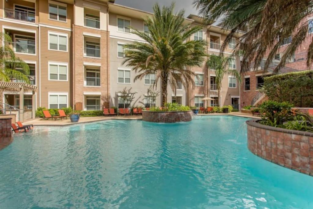 Resort-style Pool, Gym/garage, 1br, Medical Center Houston