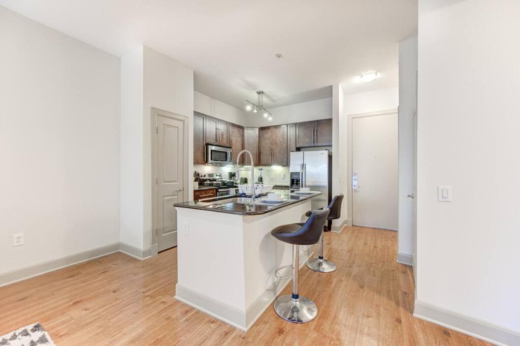 Resort-style Pool, Gym/garage, 1br, Medical Center Apartment *