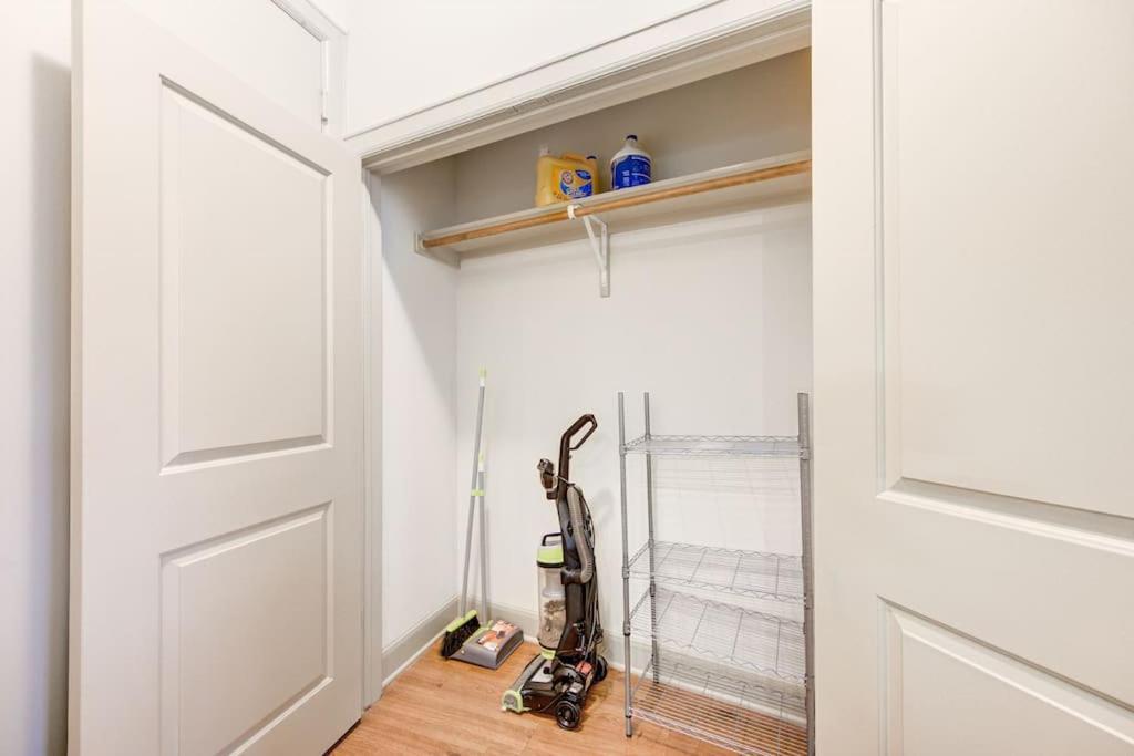 Resort-style Pool, Gym/garage, 1br, Medical Center Apartment
