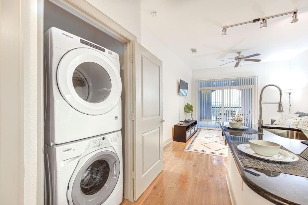 Resort-style Pool, Gym/garage, 1br, Medical Center Apartment